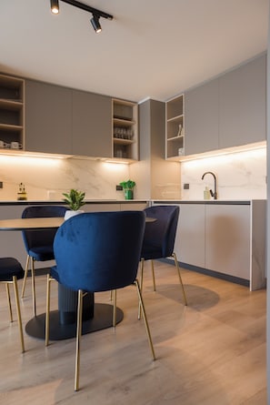 Family Apartment, Balcony, Courtyard View | Tempat makan