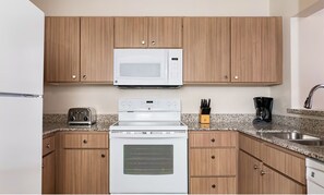 Wasserkocher mit Kaffee-/Teezubehör, Kühlschrank, Mikrowelle, Ofen