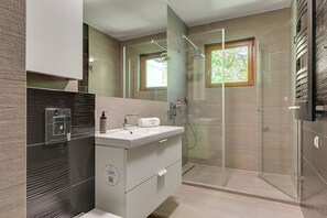 Appartement Deluxe, balcon | Salle de bain