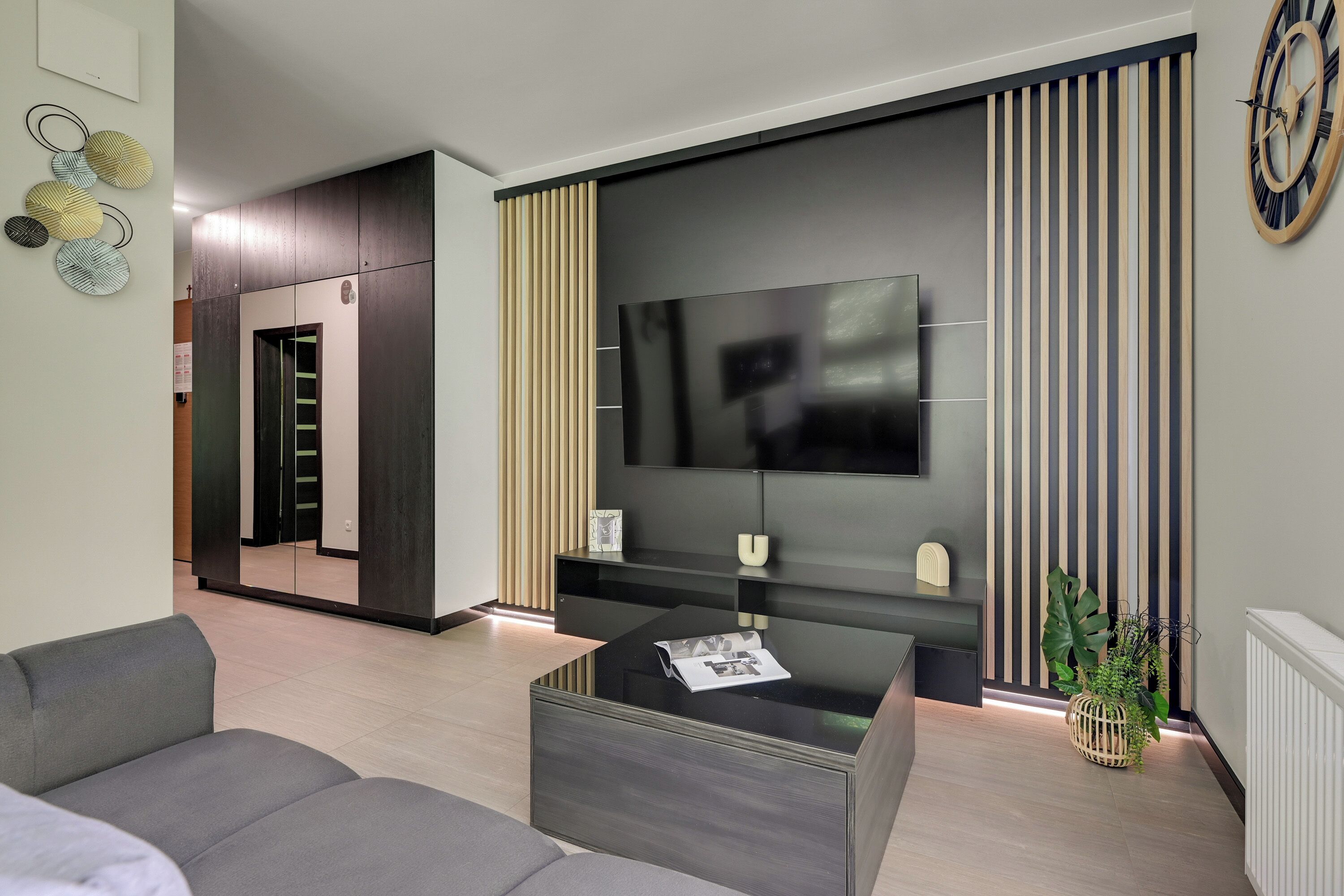 Apartamento Deluxe, balcón | Zona de estar | Televisión de pantalla plana de 40 cm con canales por cable, Netflix