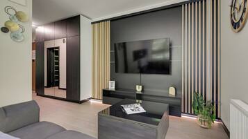 Apartamento Deluxe, balcón | Zona de estar | Televisión de pantalla plana de 40 cm con canales por cable, Netflix