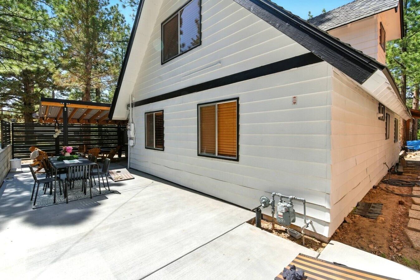 Et toetagers hus med en overdækket terrasse.