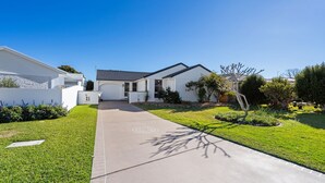 A single-story house with a garage, a front yard with a tree, and a clear blue sky. - 4 Murray Avenue, Forster (Forster)