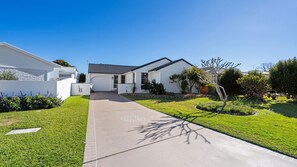 A single-story house with a garage, a front yard with a tree, and a clear blue sky. - 4 Murray Avenue, Forster (Forster)