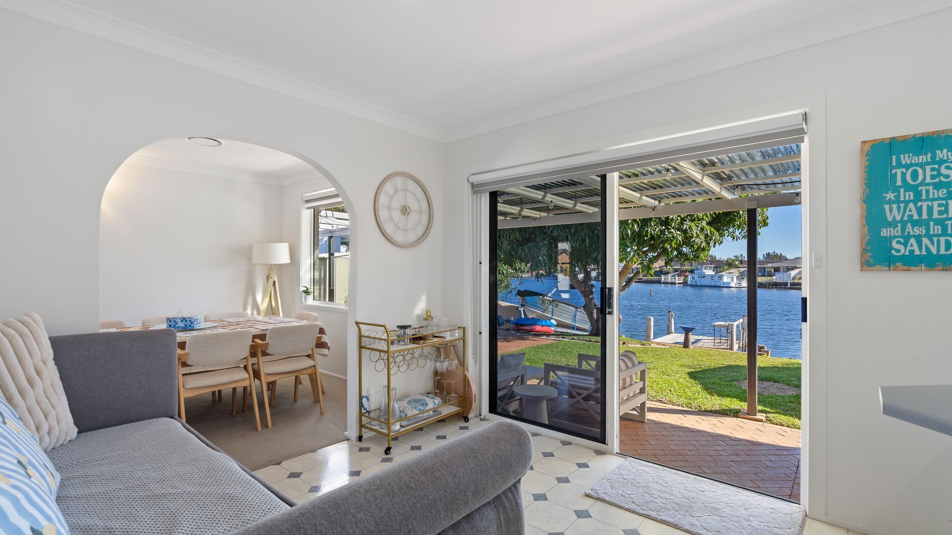 Ein modernes Wohnzimmer mit Blick auf eine Marina.
