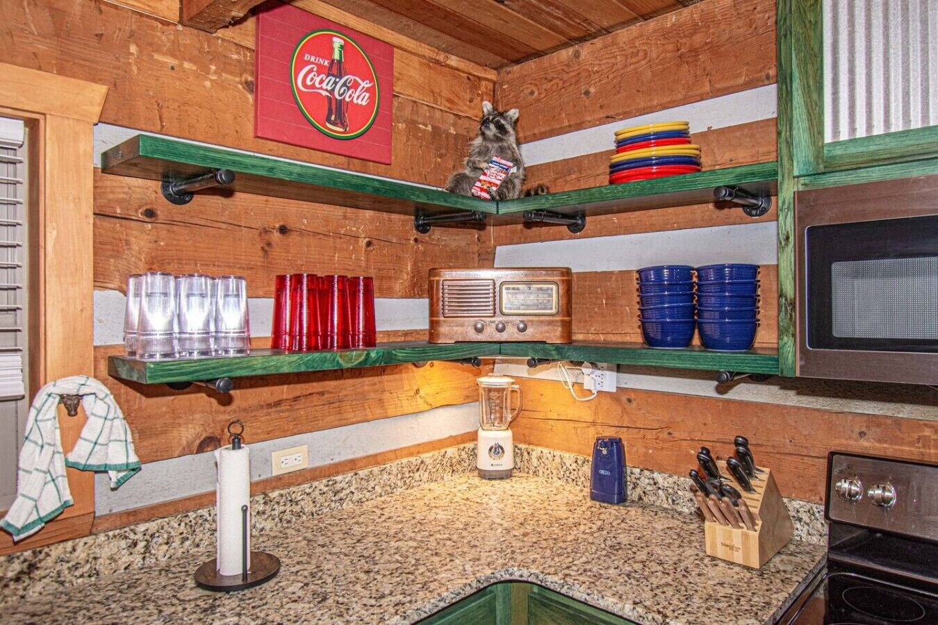 Eine Küche mit Holzböden, einem Radio und einer Mikrowelle.