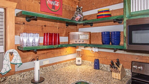 Eine Küche mit Holzböden, einem Radio und einer Mikrowelle.