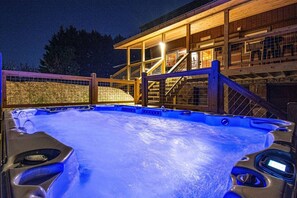 Ein Whirlpool mit einer Holterrasse und einer Treppe, die zu einer erhöhten Ebene führt.