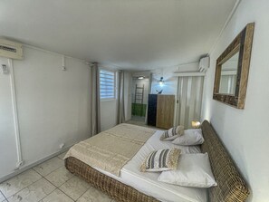 A bedroom with a bed, a mirror, and a window. - Charming villa with pool - 2 guests (Saint-François)