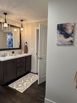Douche, sèche-cheveux, bidet, serviettes fournies