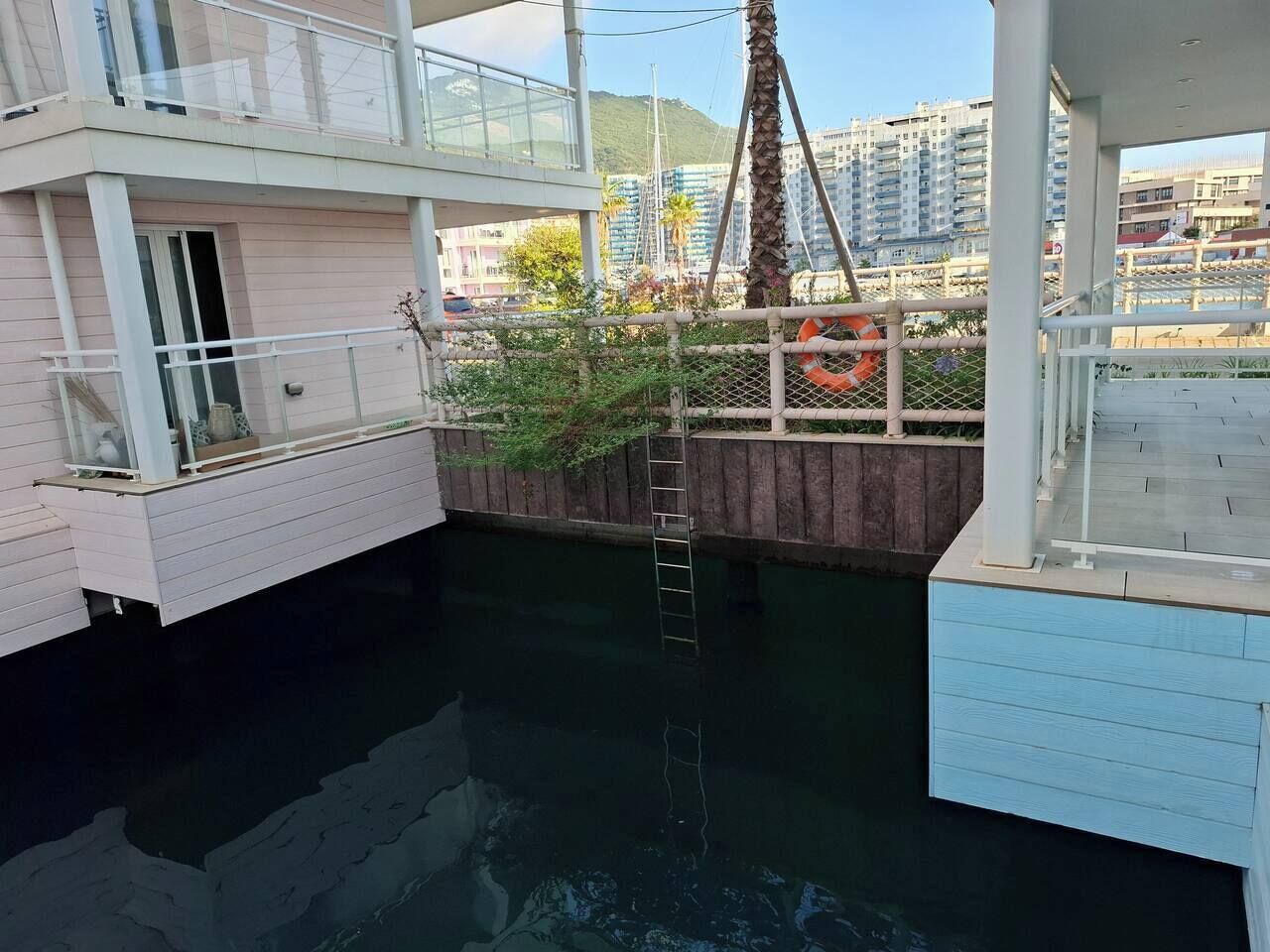 Ein mehrstöckiges Boot mit Wasserspiel, einer Leiter und Blick auf die Umgebung.