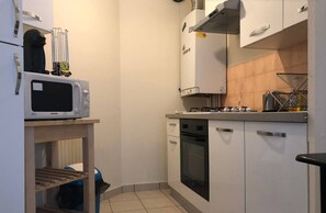 Cafetera y tetera, refrigerador, microondas y parrilla de estufa
