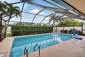 Una piscina al aire libre, una piscina climatizada