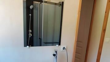 Douche, sèche-cheveux