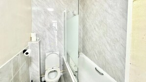 A bathroom with a toilet, a glass shower enclosure, and a bathtub. - Contractor Stay | 3 Bedrooms | Long Stays Welcome (Southampton)