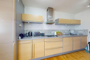 Frigorífic, forn, placa de cuina i rentaplats 