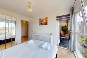 Tabla de planchar con plancha, wifi y ropa de cama 