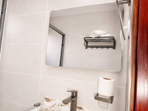 Apartamento conforto, sacada, vista para a cidade | Banheiro