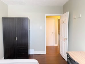 Room - Cozy Private Room in North York • WiFi & Desk (Toronto)
