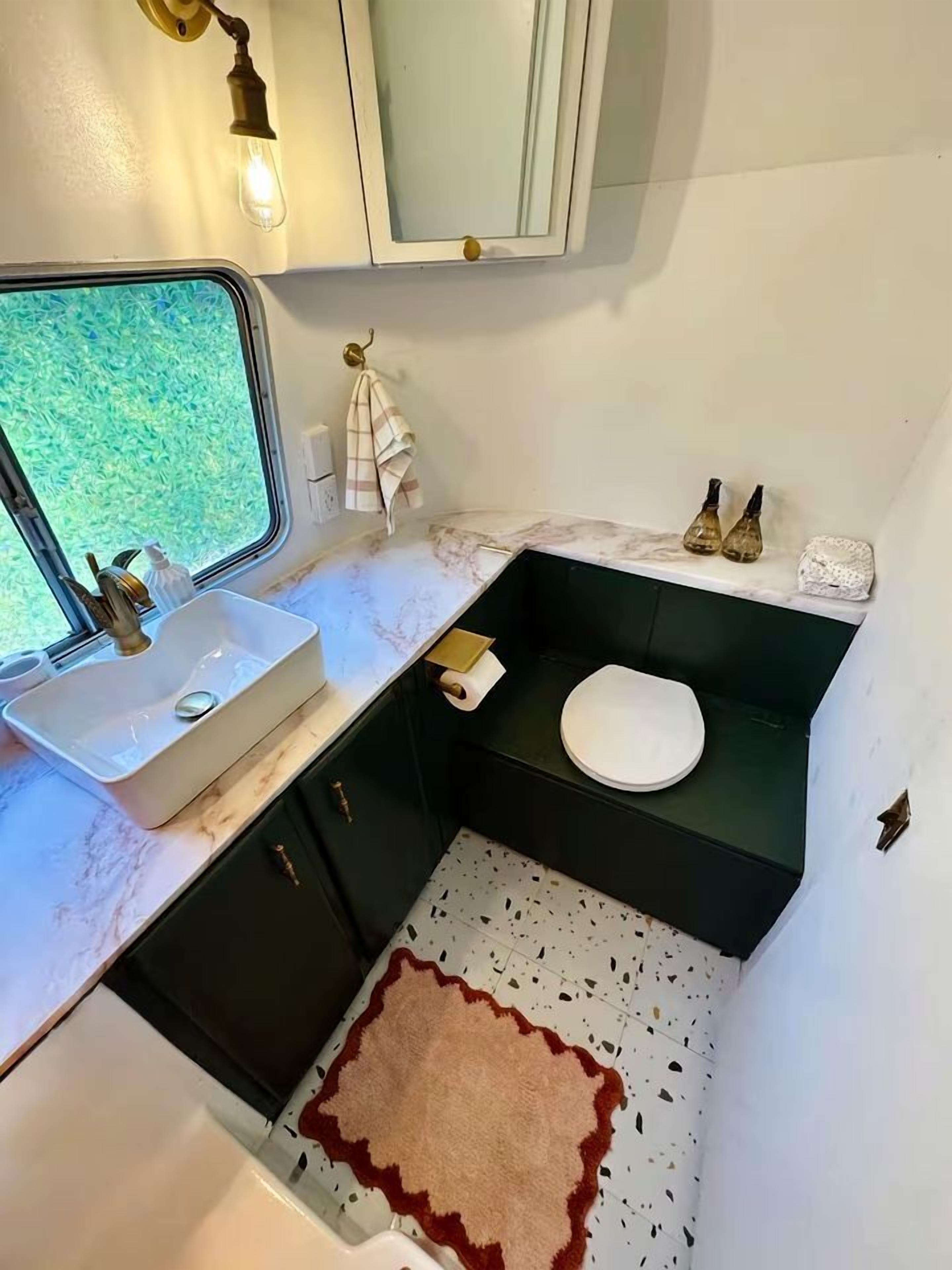 Towels, soap, shampoo, toilet paper