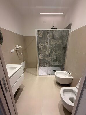 Shower, hair dryer, towels - Room 'Unità 3' with Sea View, Wi-Fi and Air Conditioning (Lu Bagnu)