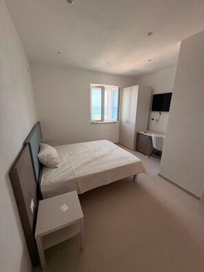 WiFi, bed sheets - Room 'Unità 3' with Sea View, Wi-Fi and Air Conditioning (Lu Bagnu)