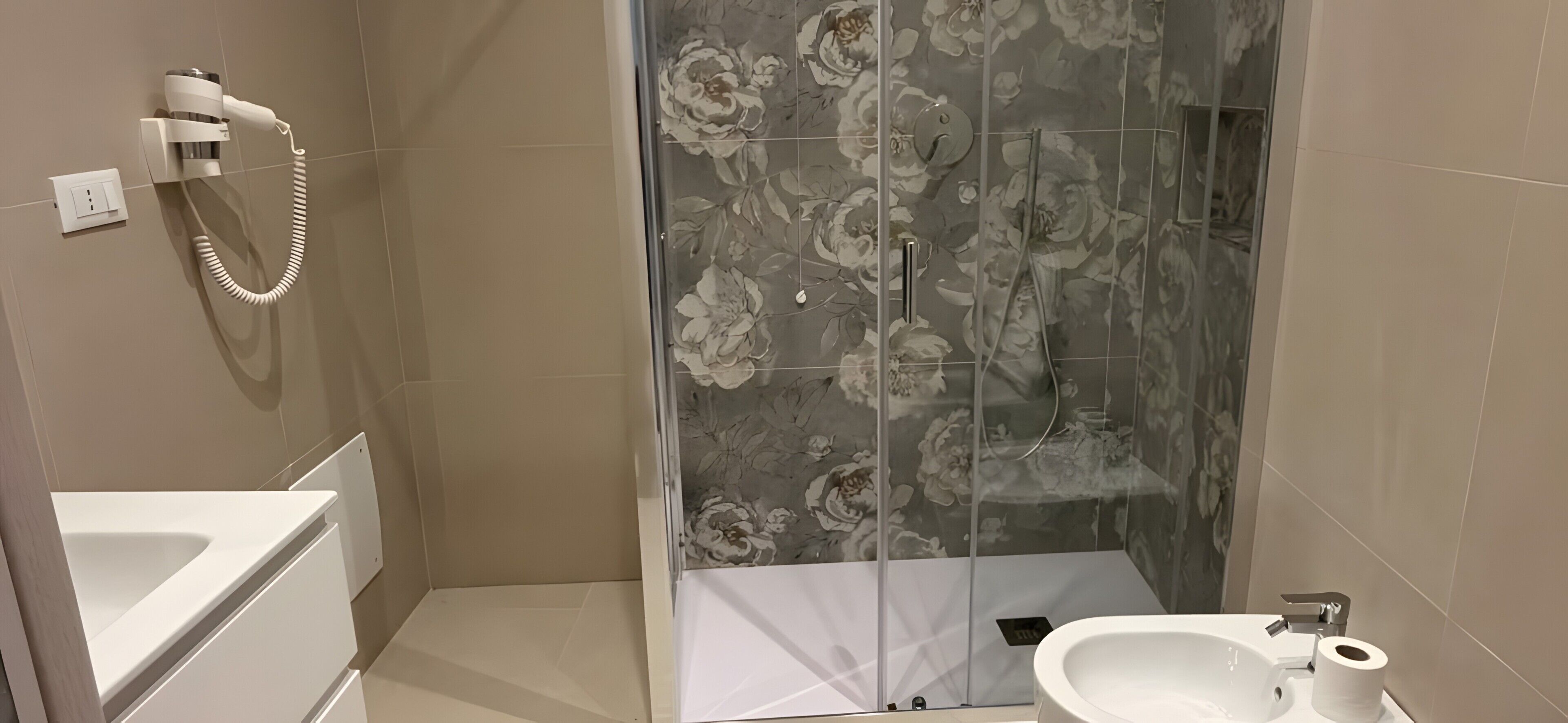 Ducha, secador de pelo, toallas