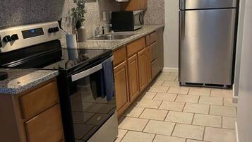 Coffee/tea maker, fridge, microwave, oven