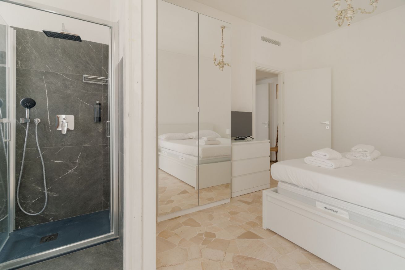Une salle de bain moderne équipée d’une douche, de toilettes et d’un lavabo.