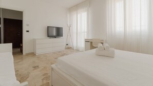 Room - Spacious apartment of approximately 100 sqm, accommodating up to 7 people, located on the fifth and top floor of a building with an elevator (NOT accessible to people with disabilities).The property is situated in the Cimiano district, just a 5-minute wa (Milan)