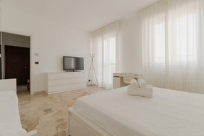 3 bedrooms, iron/ironing board - Spacious apartment of approximately 100 sqm, accommodating up to 7 people, located on the fifth and top floor of a building with an elevator (NOT accessible to people with disabilities).The property is situated in the Cimiano district, just a 5-minute wa (Milan)