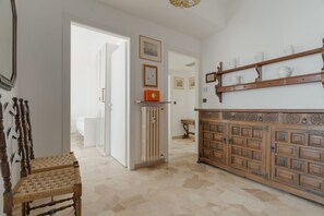 Interior - Spacious apartment of approximately 100 sqm, accommodating up to 7 people, located on the fifth and top floor of a building with an elevator (NOT accessible to people with disabilities).The property is situated in the Cimiano district, just a 5-minute wa (Milan)