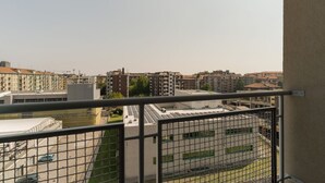 Property grounds - Spacious apartment of approximately 100 sqm, accommodating up to 7 people, located on the fifth and top floor of a building with an elevator (NOT accessible to people with disabilities).The property is situated in the Cimiano district, just a 5-minute wa (Milan)