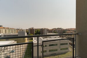 Property grounds - Spacious apartment of approximately 100 sqm, accommodating up to 7 people, located on the fifth and top floor of a building with an elevator (NOT accessible to people with disabilities).The property is situated in the Cimiano district, just a 5-minute wa (Milan)