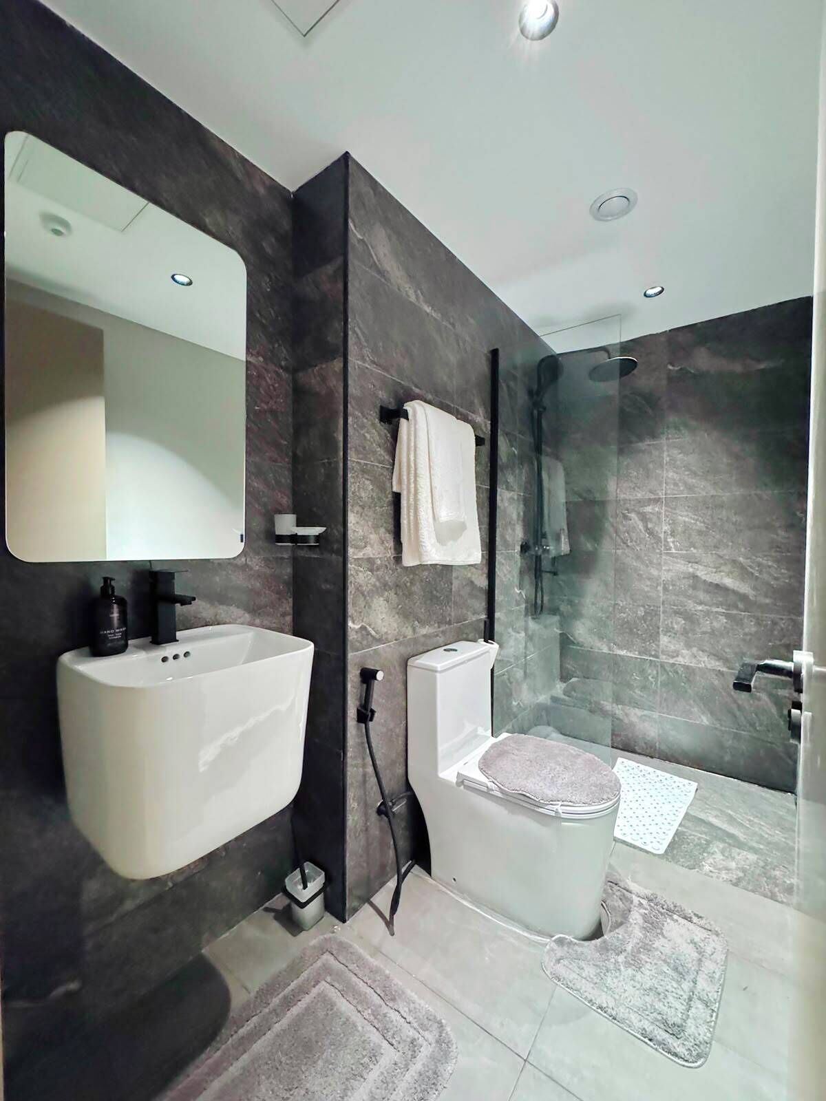 Departamento clásico, vista a la ciudad | Baño | Regadera, amenidades de baño gratuitas, pantuflas, toallas 