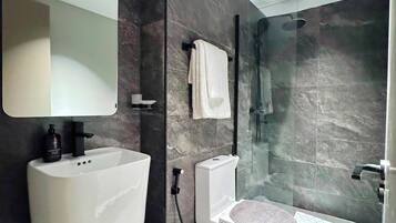 Departamento clásico, vista a la ciudad | Baño | Regadera, amenidades de baño gratuitas, pantuflas, toallas
