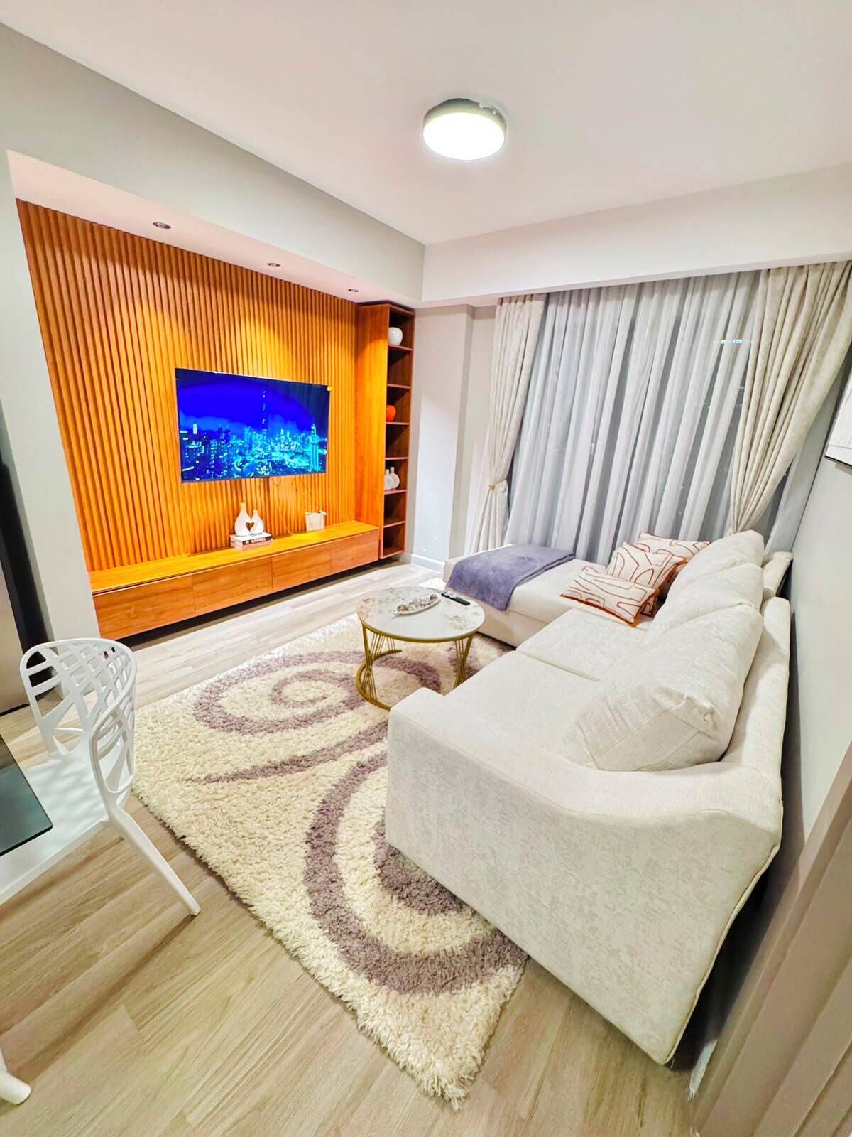 Departamento clásico, vista a la ciudad | Escritorio y espacio para trabajar con laptop 