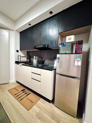 Classic-Apartment, Stadtblick | Eigene Küche | Wasserkocher mit Kaffee-/Teezubehör, großer Kühlschrank, Mikrowelle