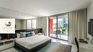 Ein modernes Schlafzimmer mit einem großen Bett, einem Fernseher und einem Balkon mit Blick auf die Stadt.