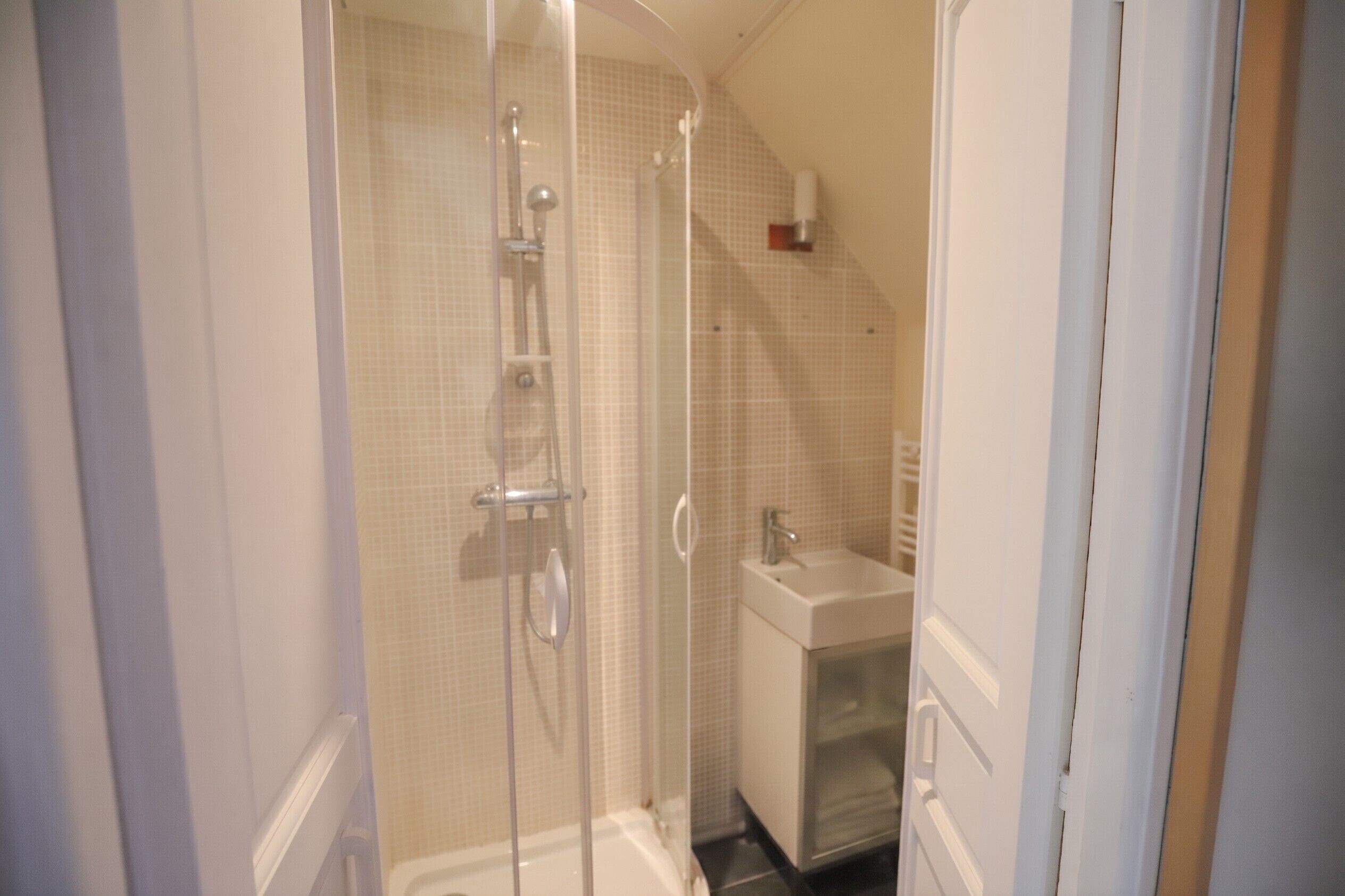 Een douche, een haardroger, handdoeken