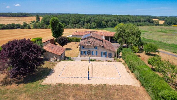 A large house with a tennis court in front. - So Villa Chez Penet (16) - Outdoor Pool - Beach Volleyball - 1 hour from Bordeaux - Sleeps 30. (Berneuil)