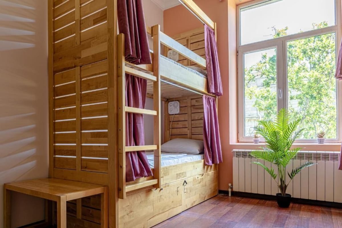 Felles sovesal, byutsikt | Safe på rommet, lydisolert og wi-fi (inkludert)