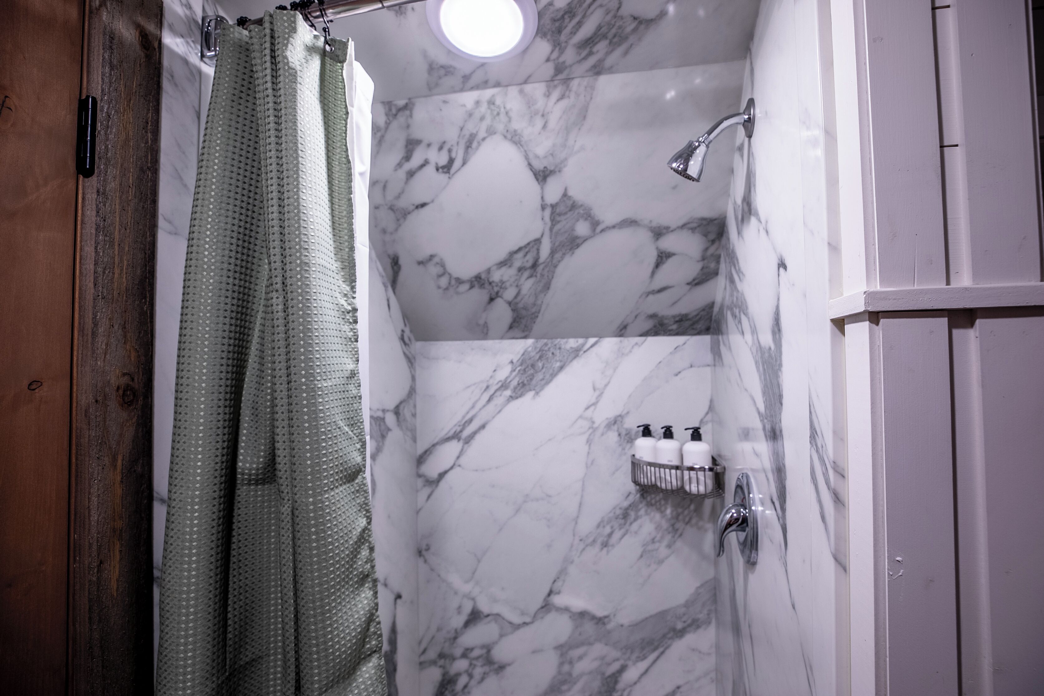 Een douche, handdoeken, zeep, shampoo