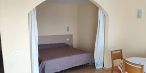 A room with a bed, a table, and a chair. - Excellent apartment with splendid ocean views (Puerto de la Cruz)