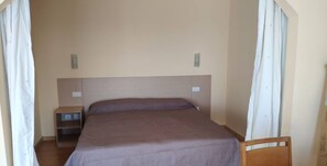 A single bed with a headboard, a bedside table, and a nightstand. - Excellent apartment with splendid ocean views (Puerto de la Cruz)