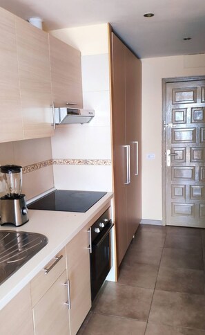 A kitchen with a stove, oven, and a blender on the counter. - Excellent apartment with splendid ocean views (Puerto de la Cruz)