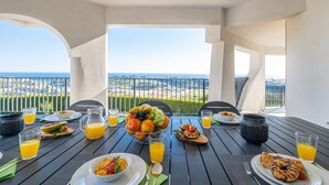 Una tavola da pranzo con cibi per la colazione e vista sul paesaggio.