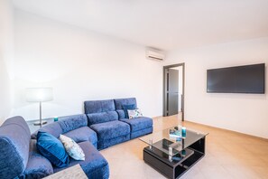 TV, table football - Villa w/ Pool & BBQ near Albufeira Marina (Albufeira)