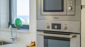 Una cucina con forno a microonde, forno e tostapane integrati.