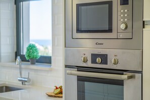Wasserkocher mit Kaffee-/Teezubehör, Kühlschrank, Mikrowelle, Ofen